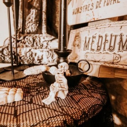 Figura Esqueleto com Joelhos Dobrados 