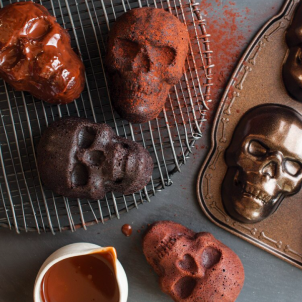 Forma Nordic Ware Skull Cakelets Forma Nordic Ware Skull Cakelets
